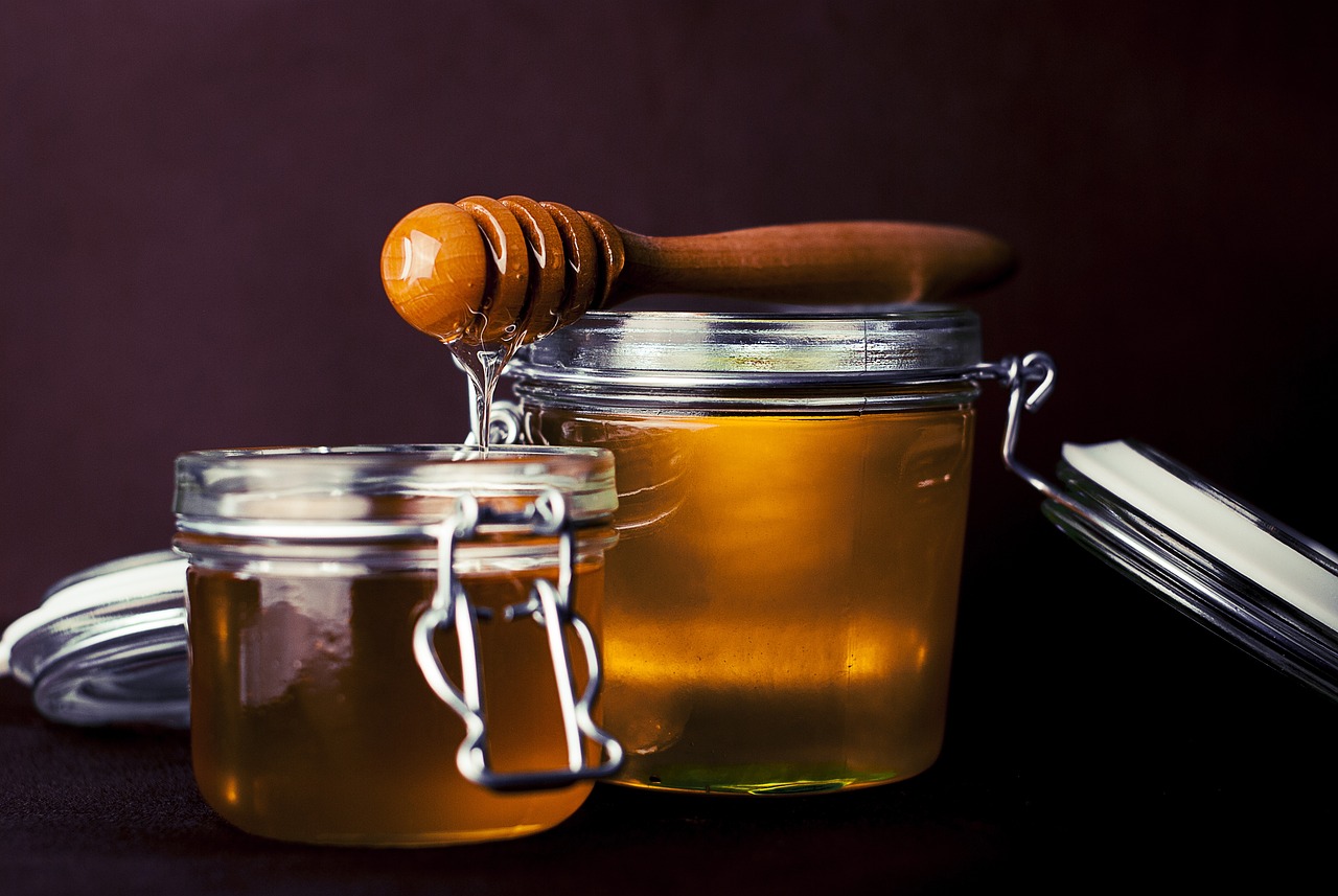 Bild zum Blog-Artikel: Roher Honig: Fakt oder Mythos? 🍯 Entdecken Sie, was „raw honey“ wirklich bedeutet und warum Sie bei einem lokalen Imker immer reinen, unverarbeiteten Honig erhalten.